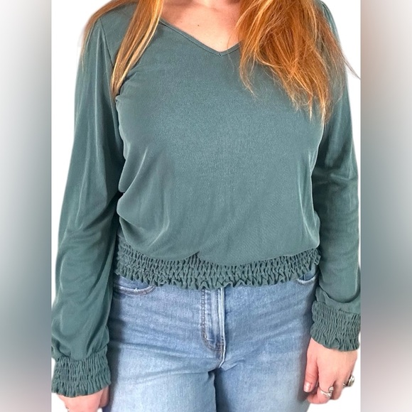 Green Envelope Tops - Green Envelope M Ribbed Long Sleeve Top with elastic ruched hems